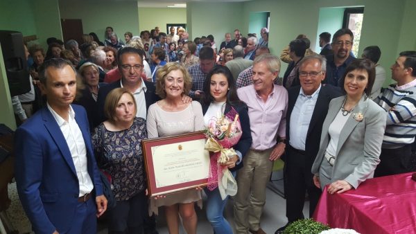 Entrega del título a la familia de Hija Adoptiva