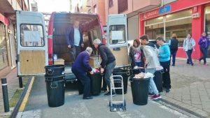 Voluntarios de Cáritas en la recogida de alimentos