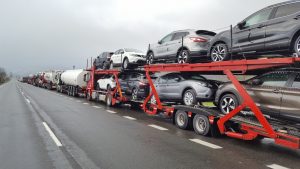Larga fila de camiones en la recta de Arenas
