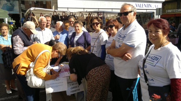 Mesa de recogida de firmas en el mercadillo del miércoles.