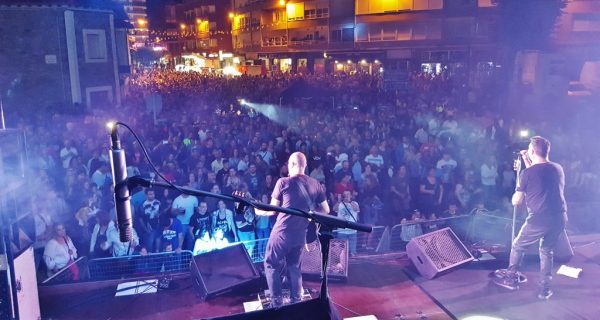 Concierto de Seguridad Social en la Avenida Cantabria de Los Corrales