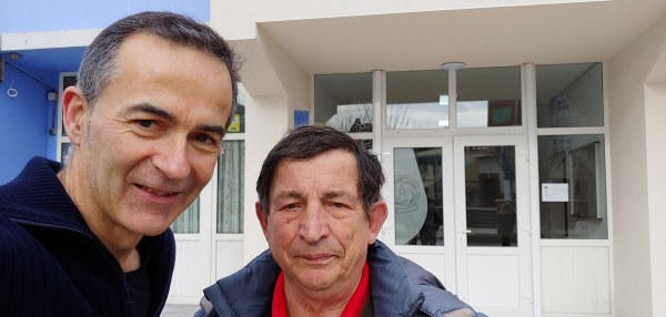 Salvador Fernández y Saturnino Martínez, frente a las puertas del edificio de la radio.