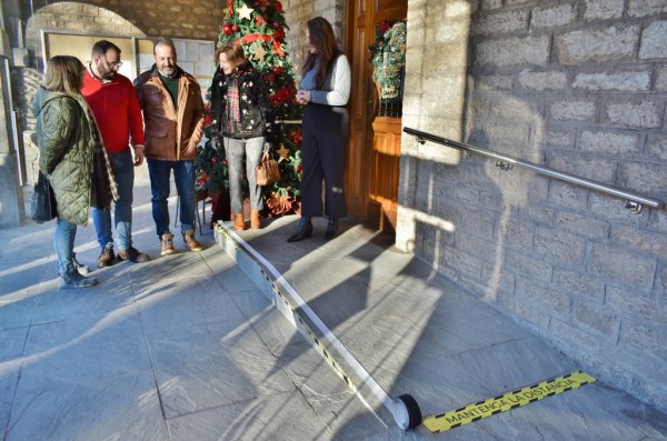 Los escalones de edificios públicos llevarán la cinta del proyecto