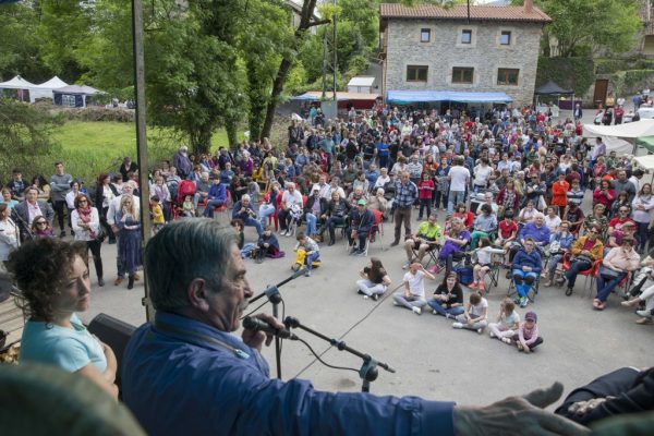 Revilla y Mantecón en la inauguración de la plaza del Riuco