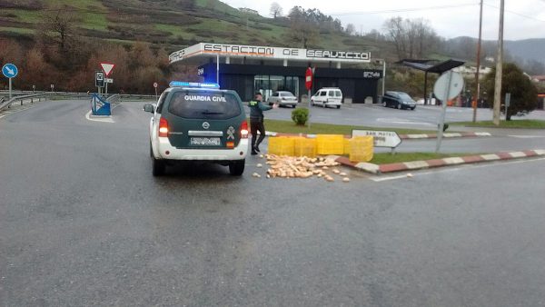 Vehículo de la Guardia Civil junto al pan caído.