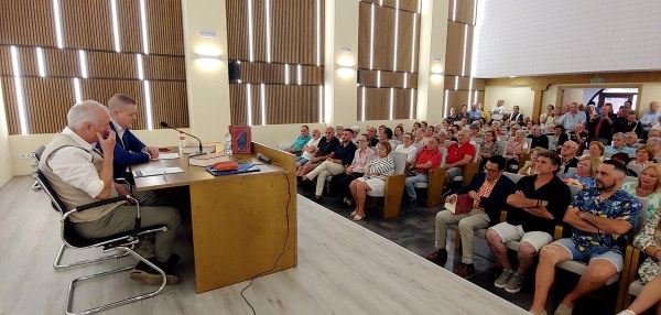 Crespo, Cobo y el público que llenaba el Auditorio Municipal.