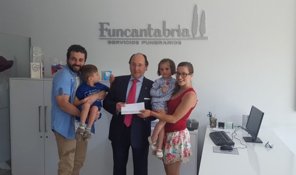 Miguel Ángel Díaz hace entrega del talón a la familia de Lucas.