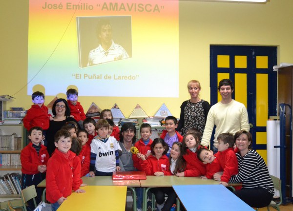 Amavisca rodeado por alumnos y profesores.