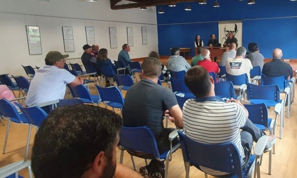 Reunión del Ayuntamiento con los ganaderos y veterinarios