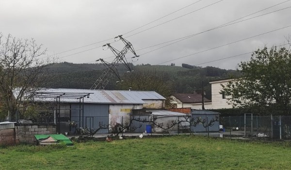 Una torre de suministro eléctrico en peligro de caer