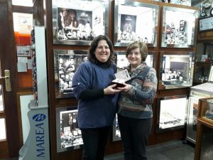 María Elena y Mandi, en la entrega del reloj.