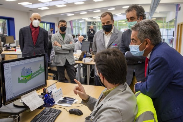 Miguel Ángel Revilla junto con Francisco Martín en las instalaciones de Leading Metal-Mechanic Solutions