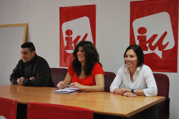 En el centro la concejal de IU, Elsa Salas