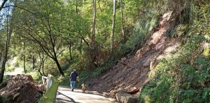 Un argayo ha obligado al Ayuntamiento a cerrar un tramo de esa vía durante dos semanas para su reparación