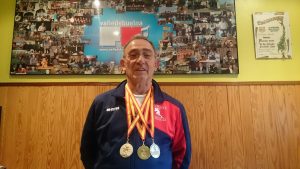 Adolfo Gutiérrez Solares luce sus medallas en los estudios de Radio Valle de Buelna.