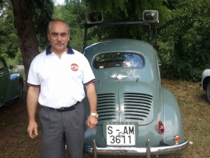 Juan José Collado junto a uno de sus Renault 4-4