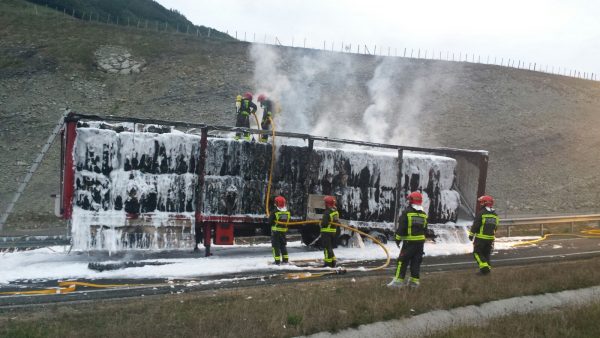 Remolque afectado por el fuego.