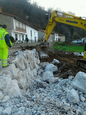 Muros de contención en el vial de Palacio