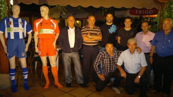 Patrocinador, directivos y cuerpo técnico en la presentación de las equipaciones del club