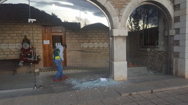 La cristalera de entrada al Ayuntamiento se hizo añicos