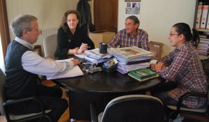 Mercedes Toribio junto a otros miembros de su gobierno local