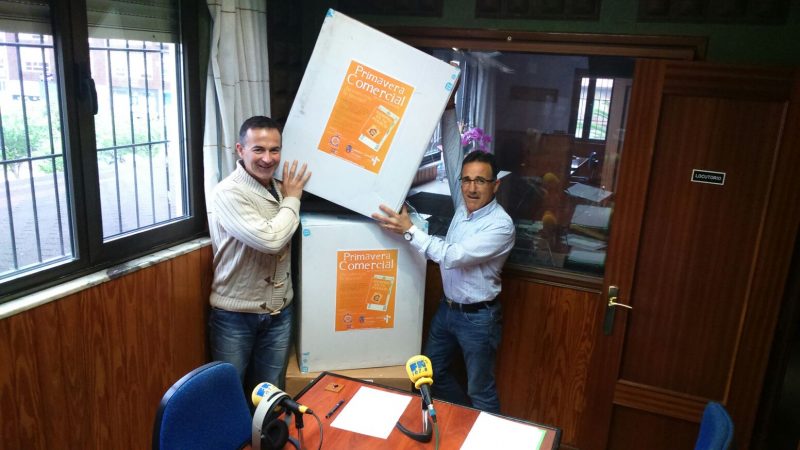 Fernández y Victorino junto a las cajas conteniendo los miles de tiques de compra.