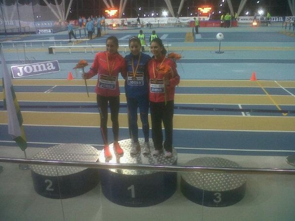 Paula González en el centro del podium