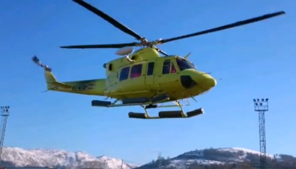 Helicóptero transportando a los voluntarios de Protección Civil de Los Corrales.