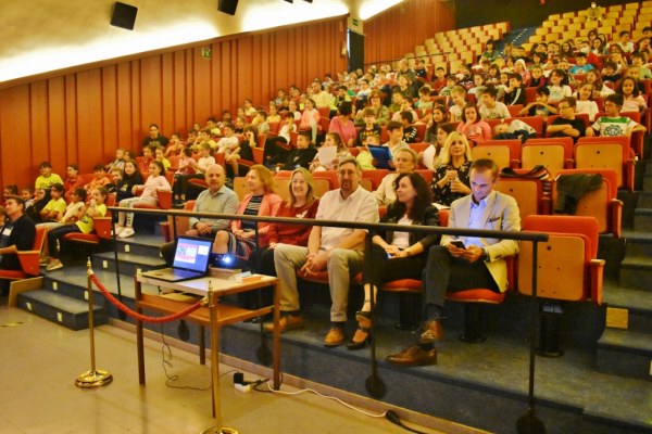 Aforo en el acto de homenaje a la biblioteca de Los Corrales
