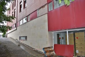 Se han desprendido zonas de la fachada y deteriorado las ventanas, se han roto canalones y detectado áreas afectadas por humedad