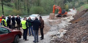 El consejero y los alcaldes en la visita a las obras de mejora de la carretera de Arenas a Anievas