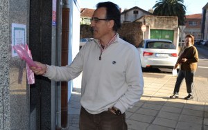 Salvador Victorino con las bosas del exterior de su comercio