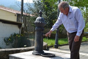 Agustín Saiz junto a una fuente pública en La Rueda