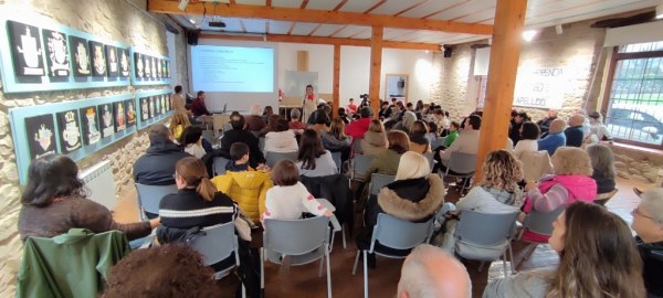 El salón de la Cooperativa del Campo de Arenas de Iguña se llenó para la presentación del proyecto