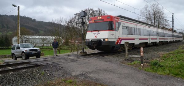La empresa quiere suprimir algunos cruces sobre las vías y el alcalde se niega