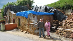 El matrimonio junto a los muros de su casa