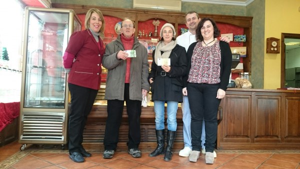 Patricia, Julio, Gema, Luis y Marta en Confitería Martín.