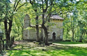 Una de las rutas aprovecha la belleza de la ermita de Moroso