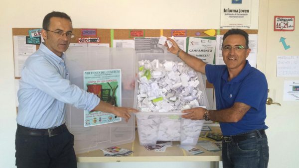 Salvador Fernández y Salvador Victorino muestran los casi 11.000 tiques de compra.