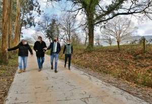 El consejero comprueba los trabajos de mejora en el camino rural de La Jerrizuela junto al alcalde de Los Corrales