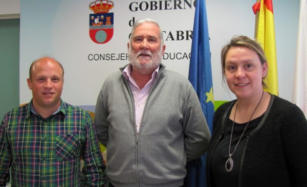 El consejero de Educación, Cultura y Deporte, Ramón Ruiz, junto al alcalde de Bárcena de Pie de Concha, Agustín Mantecón, y la teniente alcalde, Cecilia Ruiz