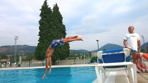 La piscina se encuentra dentro de unas instalaciones excelentes.