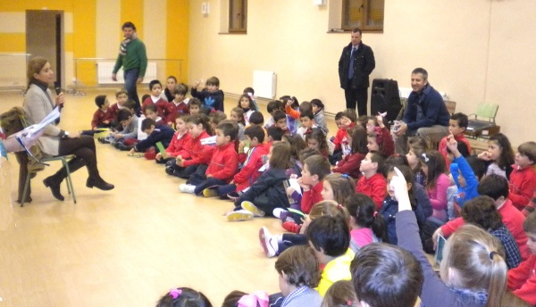 Ls escritora con alumnos de primaria en el Salón de Actos