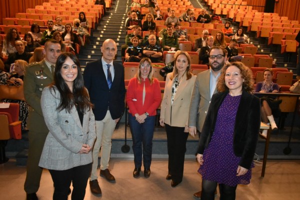 Autoridades y ponentes en la charla sobre violencia de género