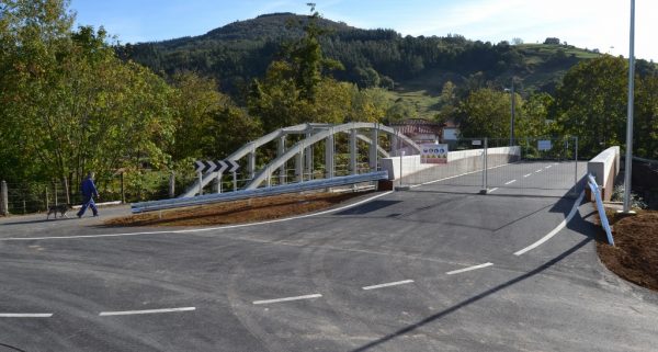 En primer término el nuevo puente y al fondo la vieja pasarela