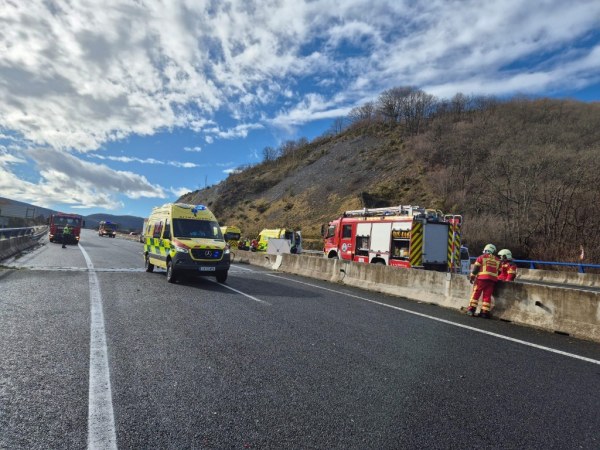 El siniestro, registrado en un tramo cubierto de granizo, implicó a siete turismos y causó un total de ocho heridos, uno de ellos de carácter grave