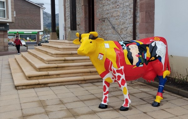 La vanguardista vaca junto a la entrada oeste del Ayuntamiento