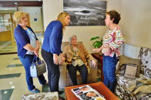 Josefa Fernández Bustamante con la directora, Carmen Núñez, y familiares