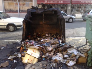 Incendian tres contenedores en Los Corrales.