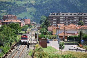 Catenaria a la altura de la estación de Lombera